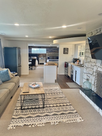 Smart TV, fireplace, DVD player, ping pong. Newly remodeled Mountian Hill Top City Light Views close to top ski resorts !