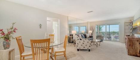 Een televisie, een tafeltennistafel en boeken