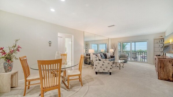 TV, tavolo da ping pong, libri