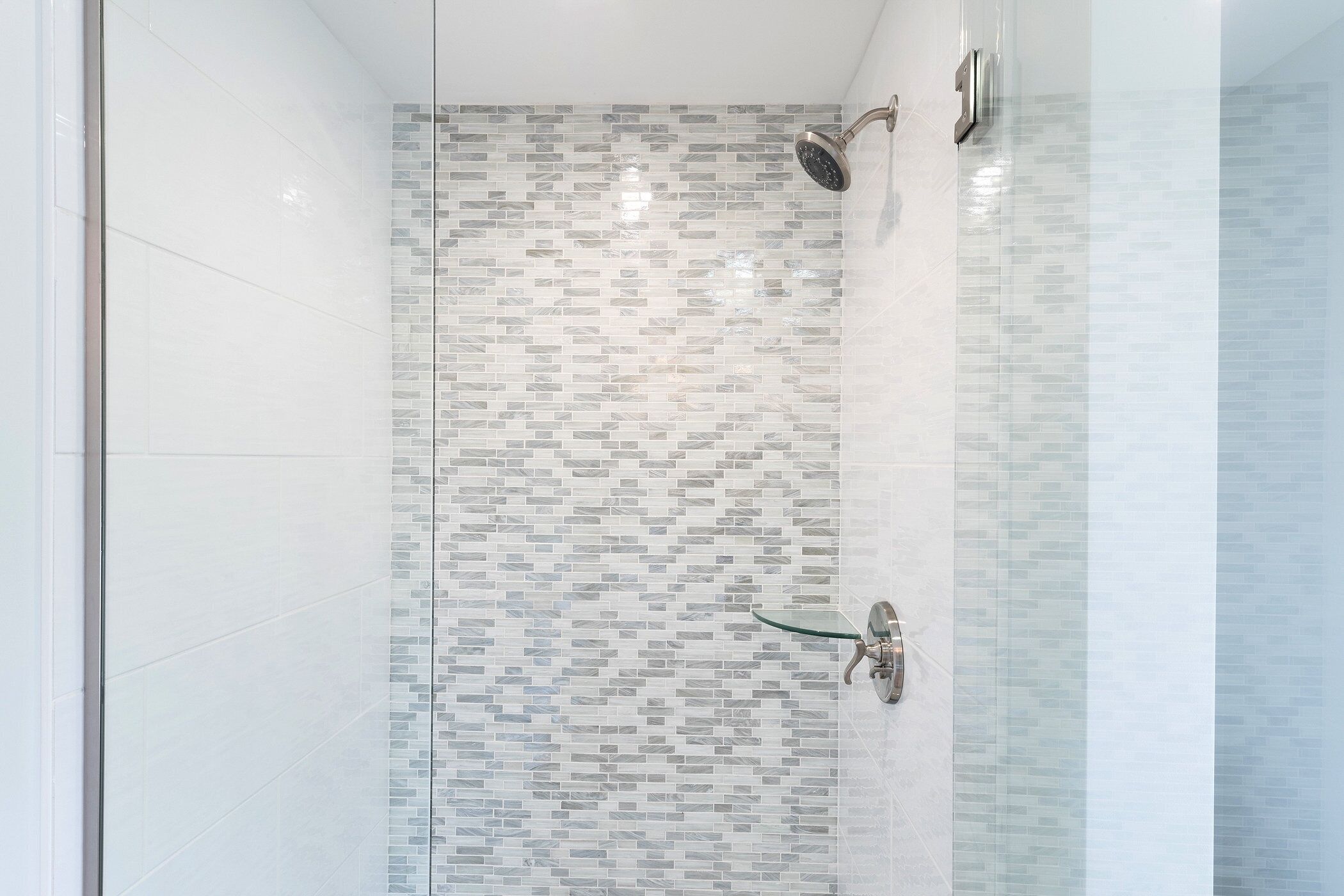 Combined shower/bathtub, hair dryer, towels