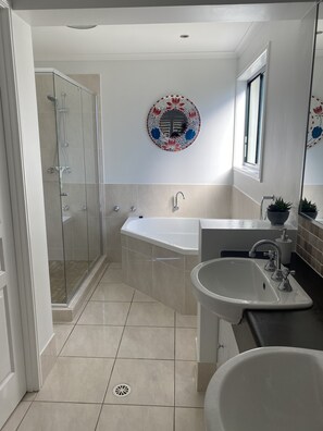 Combined shower/bathtub, hair dryer, towels, toilet paper