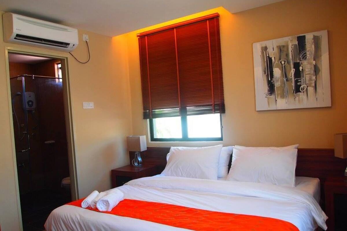 Deluxe Room, 1 Katil Raja (King) | Meja, seterika/papan seterika, Wi-fi percuma 