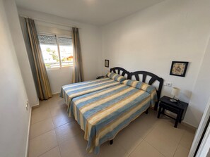 1 quarto, ferros/tábuas de passar roupa, roupa de cama
