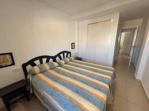 1 bedroom, iron/ironing board, bed sheets - A 50 metros de la playa de Las Marinas -El Faro (Denia)