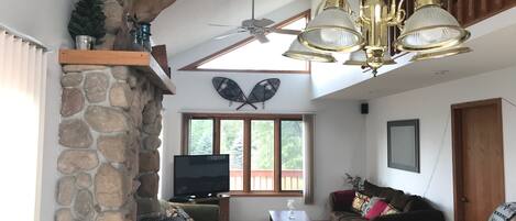 Televisión, chimenea