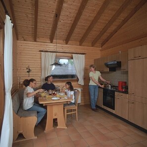 Refrigerador, horno, cafetera y tetera y periquera 