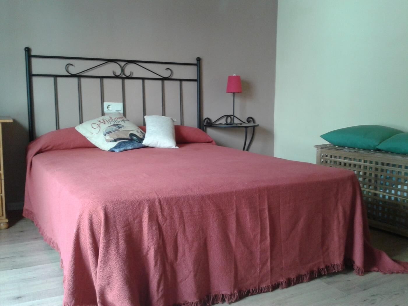 1 chambre, fer et planche à repasser, accès Internet