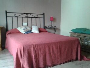 1 chambre, fer et planche à repasser, accès Internet