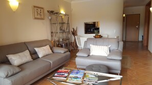 Smart TV, fireplace, video games, DVD player - Luxury 3 Bed Ground Flr.Apartment,1km to Stunning Beaches of Vale do Lobo Wi-Fi (Almancil)