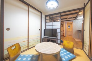 Economy Townhome, 1 Bedroom | Living area | Flat-screen TV