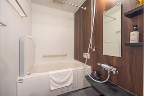 Separate bathtub and shower, deep-soaking bathtub, free toiletries