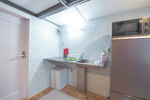 Fridge, microwave, stovetop, electric kettle