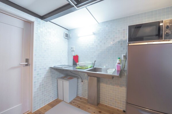 Fridge, microwave, stovetop, electric kettle