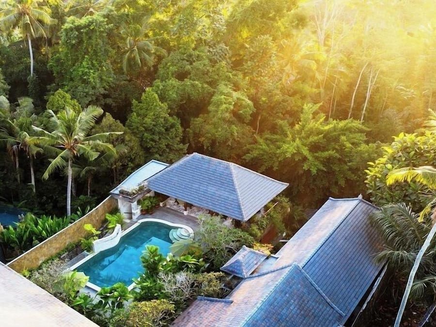 室外游泳池,池畔遮阳伞,日光浴躺椅