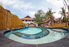 Piscina externa, espreguiçadeiras