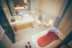 Tina con regadera, amenidades de baño gratuitas, secadora de cabello 