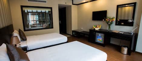 Deluxe Twin Room | Minibar, in-room safe, desk, blackout curtains