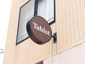 A sign with the word "Tabist" on a building facade. - Tabist Business Hotel R Side Kanazawa (Kanazawa)