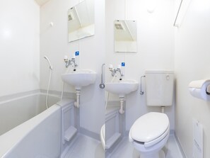 Combined shower/tub, free toiletries, hair dryer, bathrobes - Tabist Business Hotel R Side Kanazawa (Kanazawa)