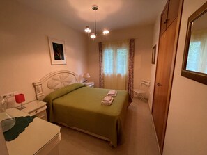 2 bedrooms, iron/ironing board, bed sheets