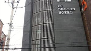 Exterior de l'Hotel Hi-Design, amb façana moderna i un element vertical destacat.
