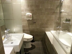 Habitación doble de diseñador, 1 cama matrimonial | Baño | Tina con regadera, tina profunda, amenidades de baño gratuitas, toallas 