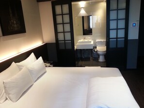 Habitación doble de diseñador, 1 cama matrimonial | Ropa de cama de alta calidad, insonorización y wifi gratis 
