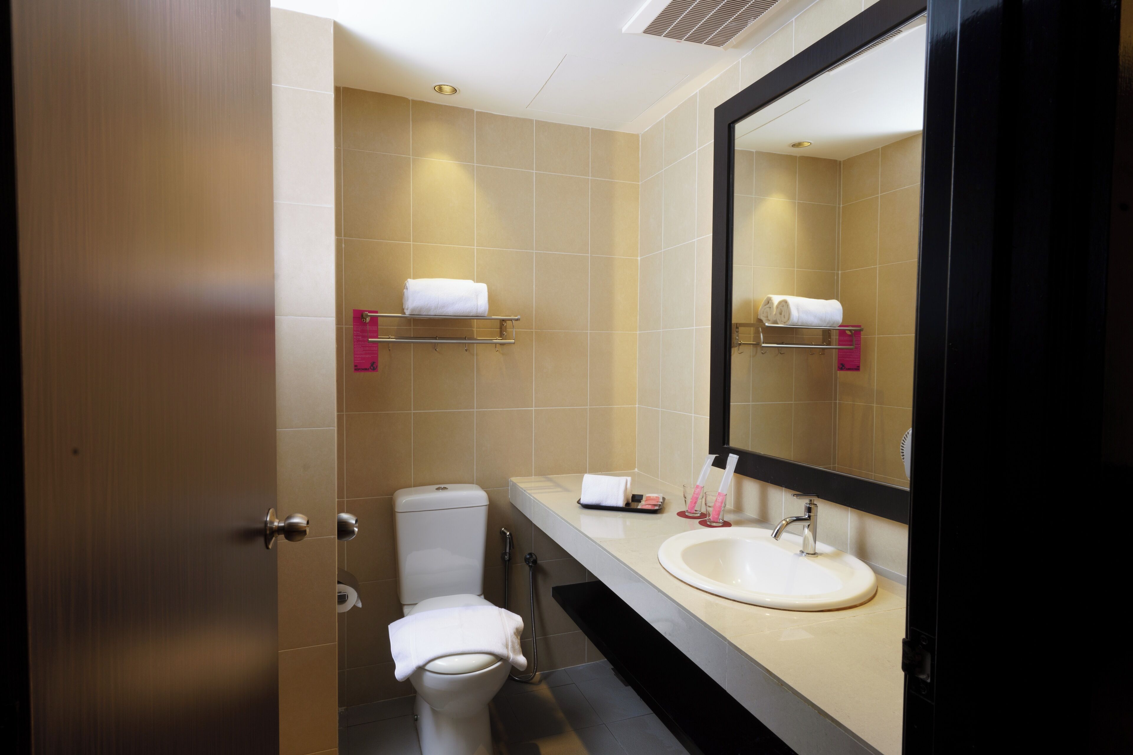 deluxe double or twin room | bathroom | shower, free toiletries, hair dryer, slippers