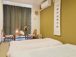 Desk, soundproofing, free WiFi, bed sheets - Hotel Saikoukan (Osaka)