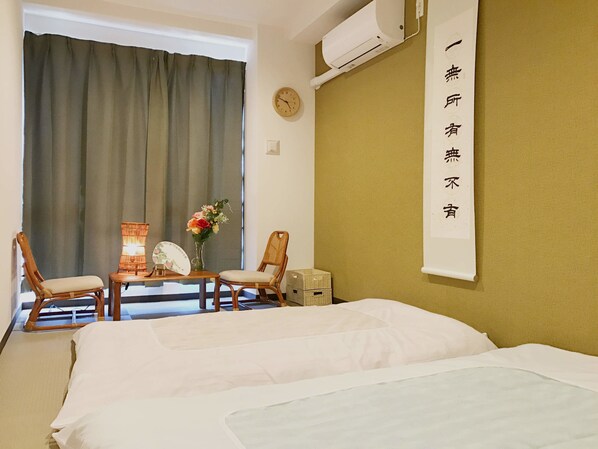 Desk, soundproofing, free WiFi, bed sheets