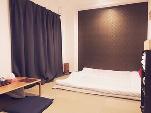 和室 3人部屋 | デスク、防音設備、WiFi (無料)、ベッドシーツ