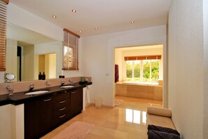 Bathroom - Pattaya Sunset Villa 4 Bedroom Sleeps 8 (Pattaya)