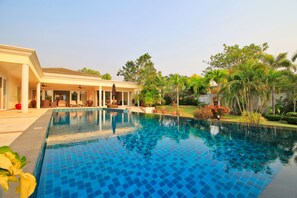 Outdoor pool - Pattaya Sunset Villa 4 Bedroom Sleeps 8 (Pattaya)