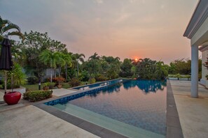 Terrace/patio - Pattaya Sunset Villa 4 Bedroom Sleeps 8 (Pattaya)