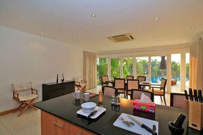 4-Bedroom Villa | In-room dining - Pattaya Sunset Villa 4 Bedroom Sleeps 8 (Pattaya)