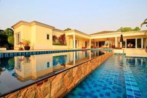 Terrace/patio - Pattaya Sunset Villa 4 Bedroom Sleeps 8 (Pattaya)