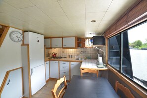 Geladeira, micro-ondas, cooktop, cafeteira/chaleira