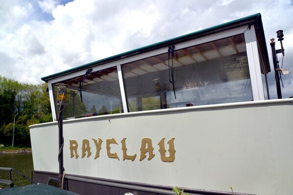 Un barco con el nombre 'Rayelau' en su lateral.