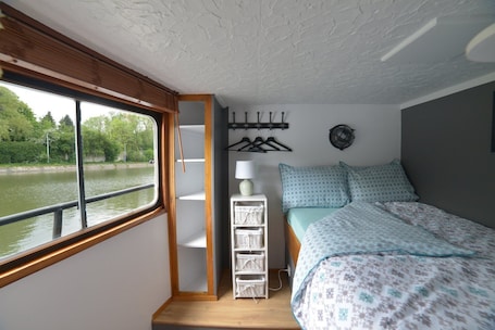 3 bedrooms, free WiFi, bed sheets. Petty lodge accommodation on the Rayclau barge