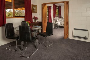 Deluxe Apartment, 1 Queen Bed, Slope side | 1 bedroom, premium bedding, desk, iron/ironing board - Willowmere (Port Sorell)