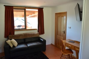 Studio, vue sur le jardin, côté piste de ski | Aire de séjour | Téléviseur connecté de 40 po avec télévision par câble, téléviseur