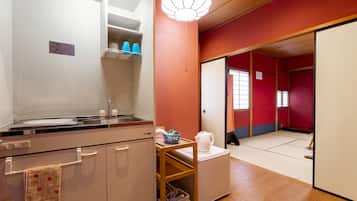 Chambre Tradition, salle de bains privée (Japanese Style Room 2F for 4 People) | Cuisine privée