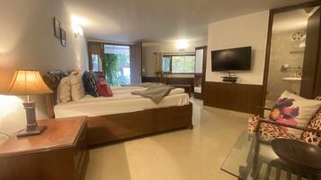 Standard Twin Room | Premium bedding, in-room safe, desk, laptop workspace