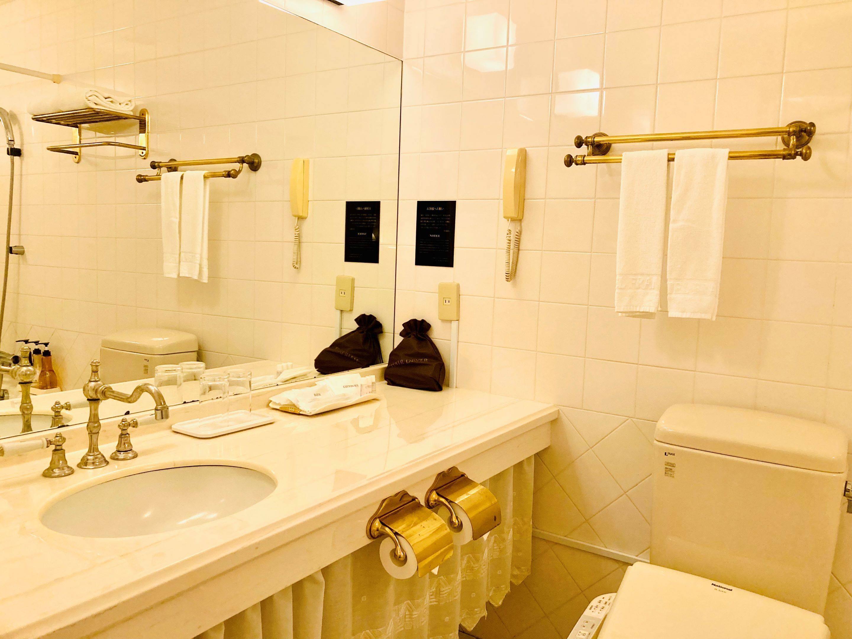 [non smoking] executive twin | bathroom | combined shower/bathtub, deep-soaking bathtub, free toiletries