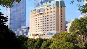 Et hotel med et moderne design, med en markant buet glasfacade og et fladt tag.