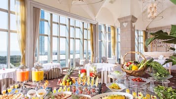 Daily buffet breakfast (JPY 2000 per person)