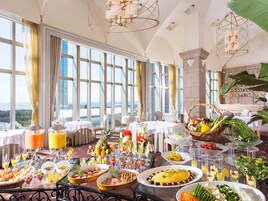 Daily buffet breakfast (JPY 2000 per person)