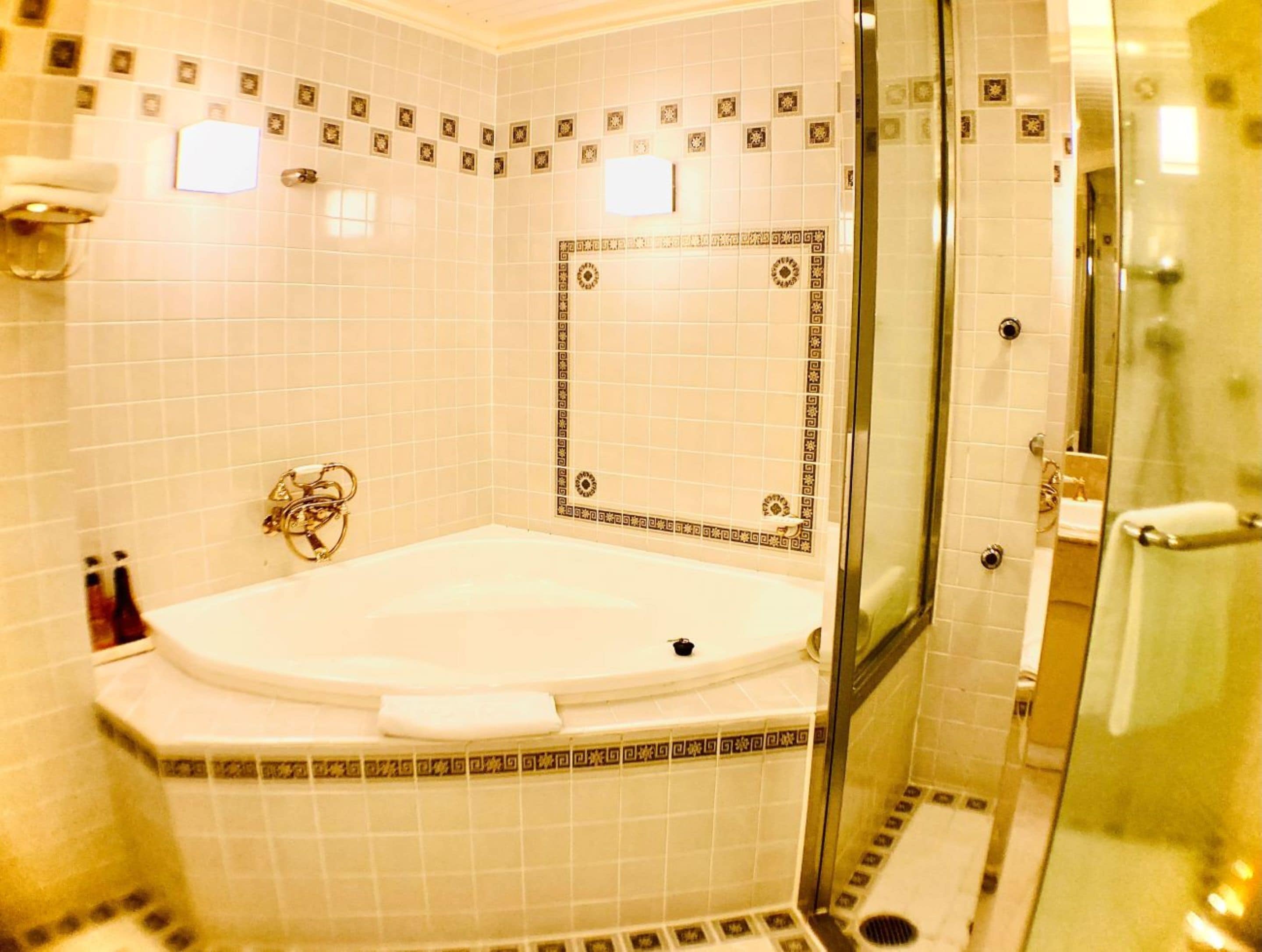[non smoking] suite | bathroom | combined shower/bathtub, deep-soaking bathtub, free toiletries
