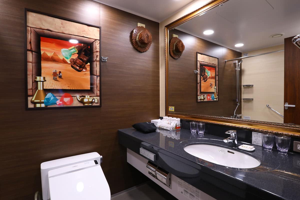 combined shower/bathtub, free toiletries, hair dryer, slippers