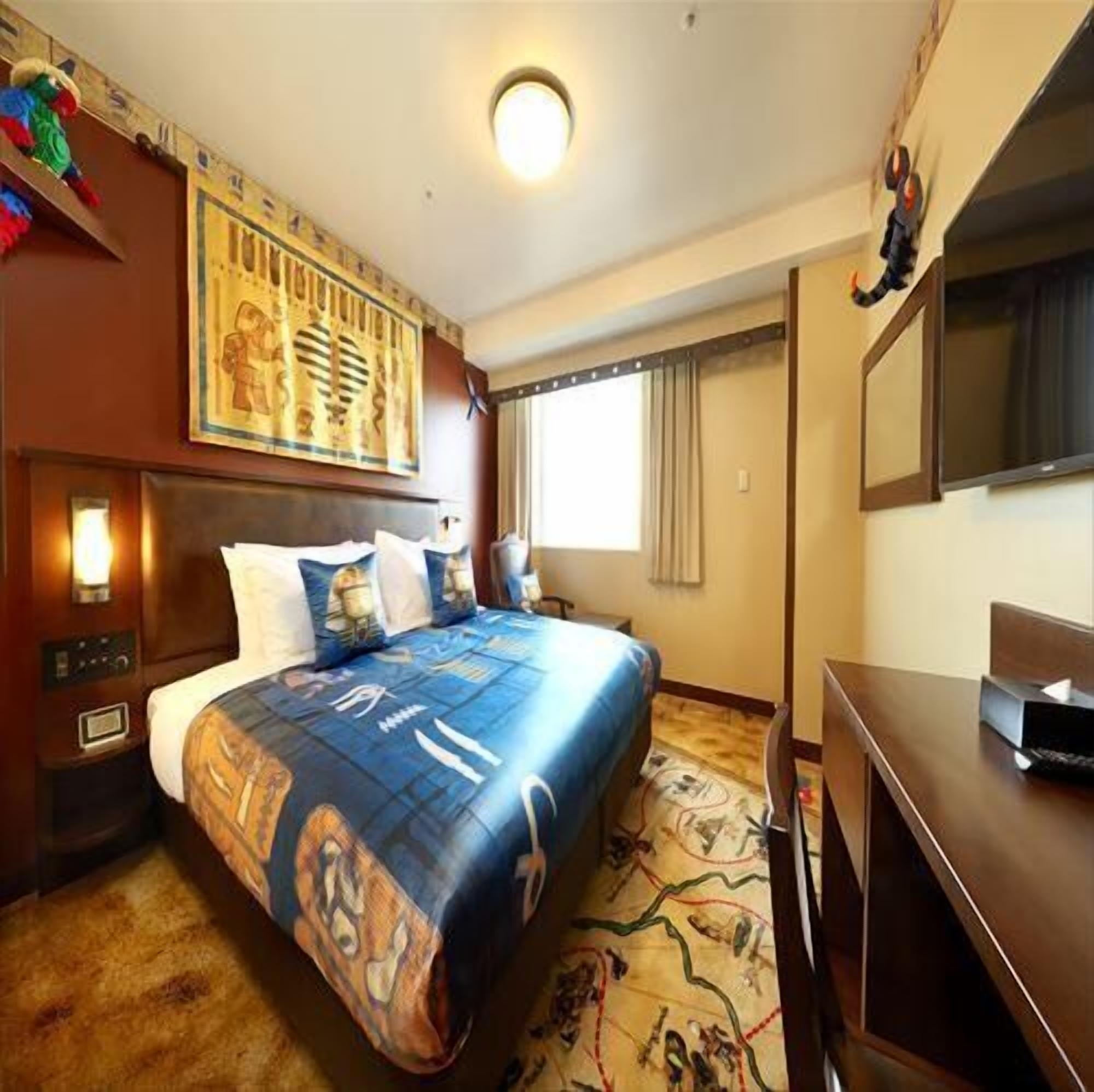 Down comforters, in-room safe, free WiFi, bed sheets